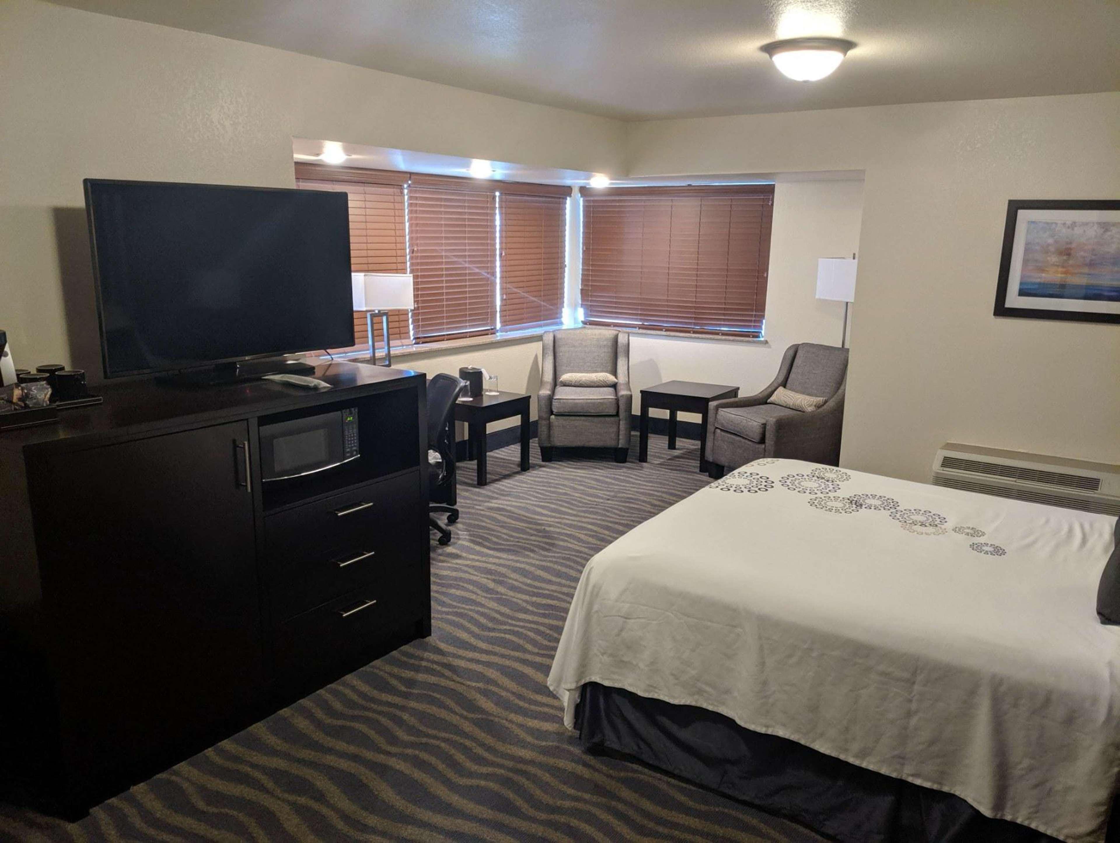 Best Western Plus Edmonds Harbor Inn Exterior photo