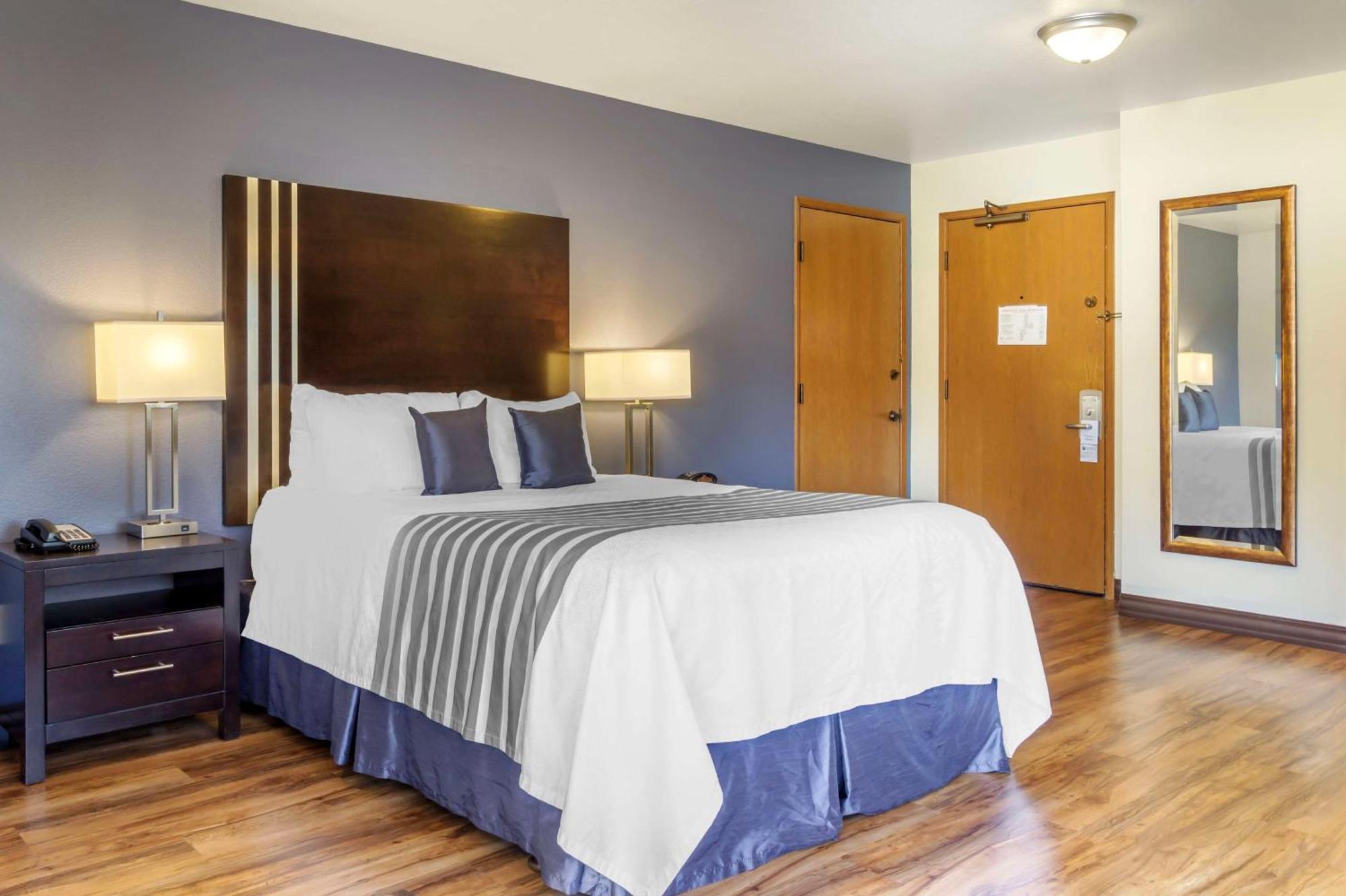 Best Western Plus Edmonds Harbor Inn Exterior photo