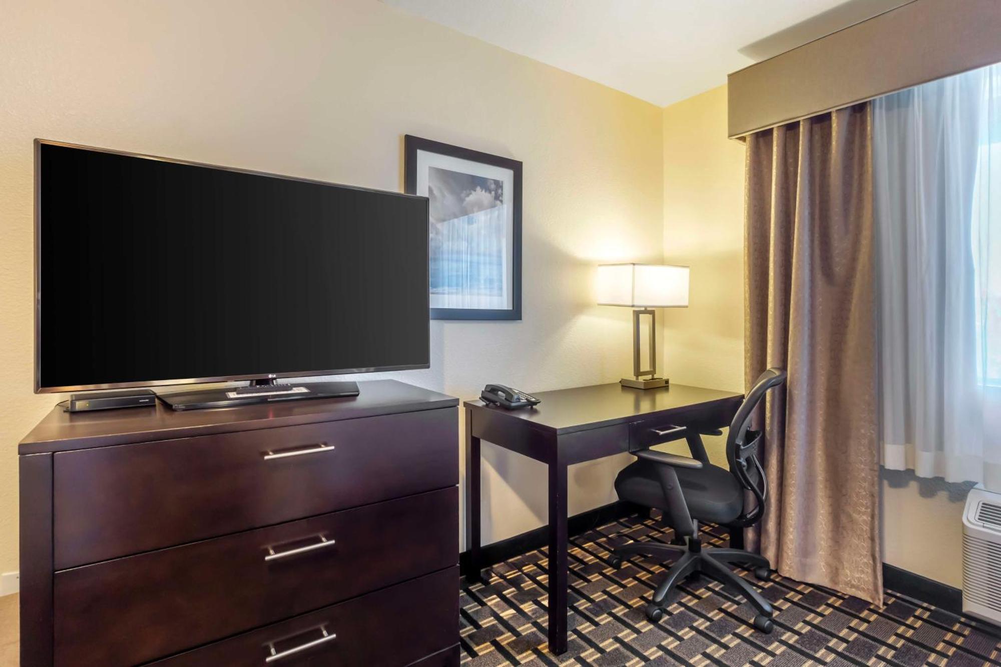 Best Western Plus Edmonds Harbor Inn Exterior photo