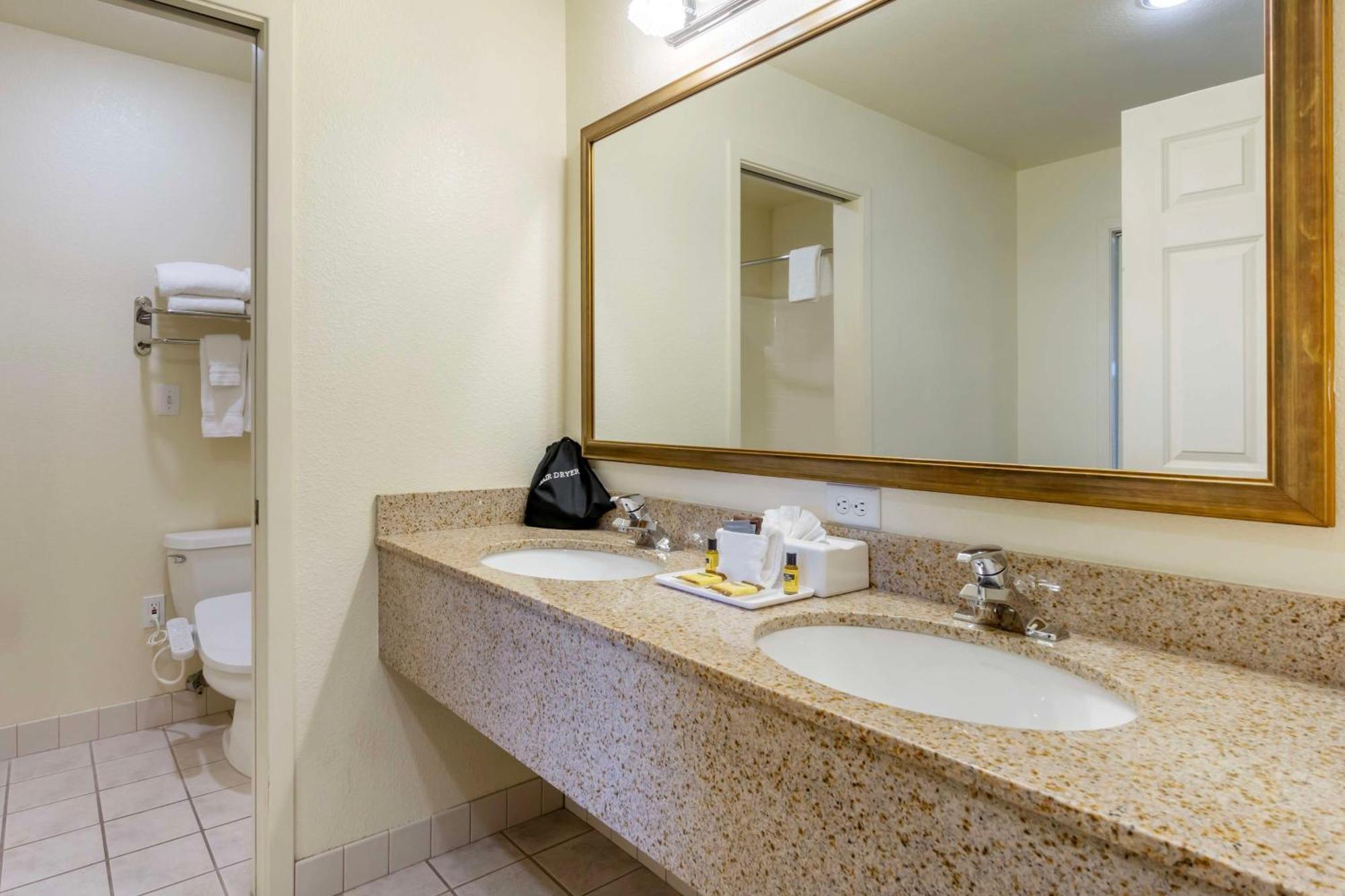 Best Western Plus Edmonds Harbor Inn Exterior photo