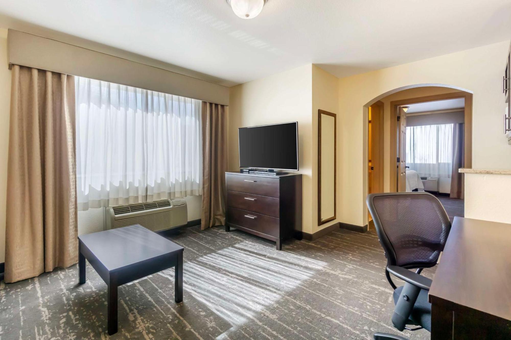 Best Western Plus Edmonds Harbor Inn Exterior photo