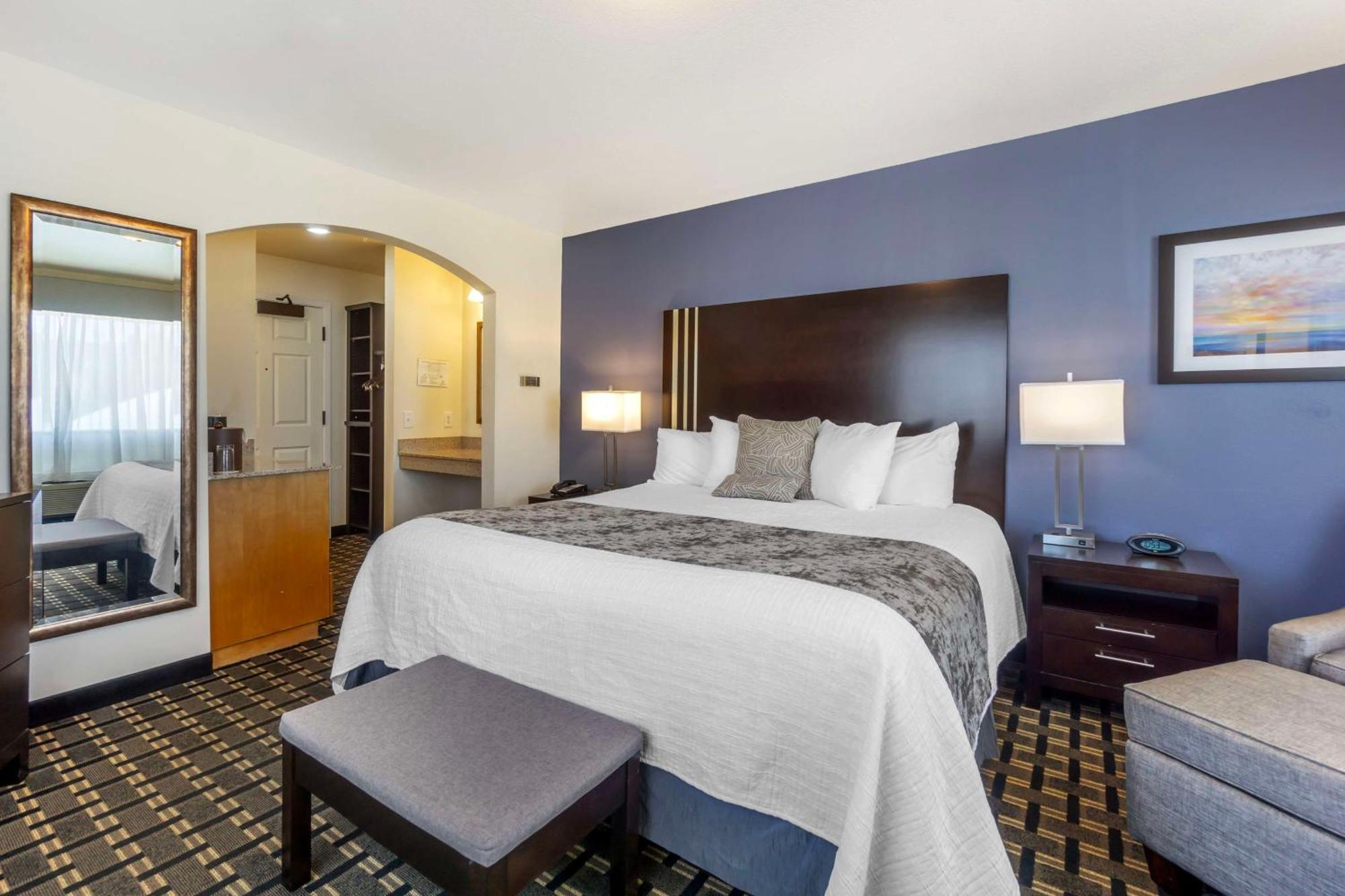 Best Western Plus Edmonds Harbor Inn Exterior photo