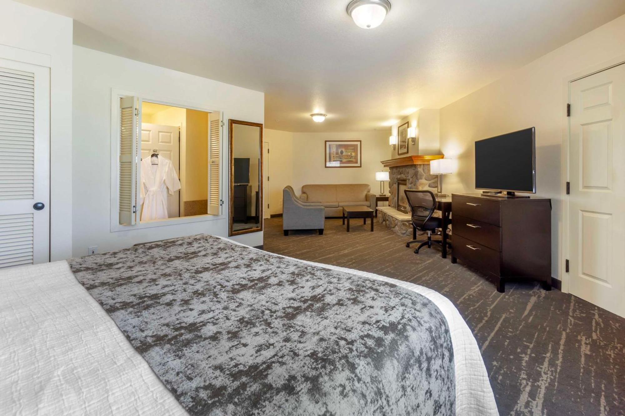 Best Western Plus Edmonds Harbor Inn Exterior photo