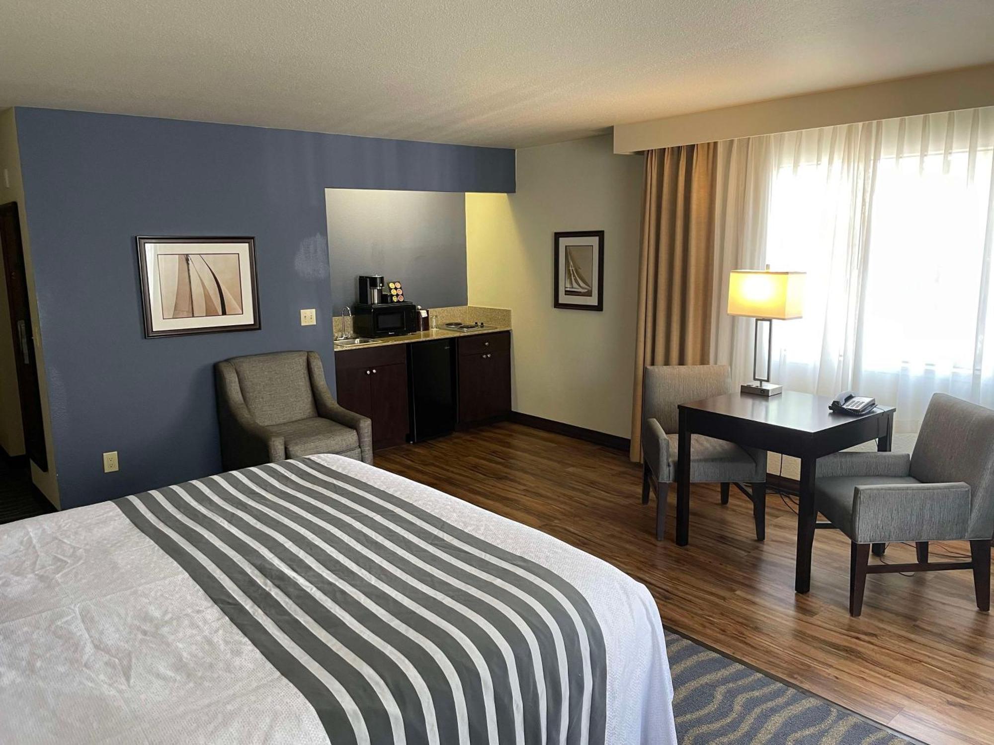Best Western Plus Edmonds Harbor Inn Exterior photo