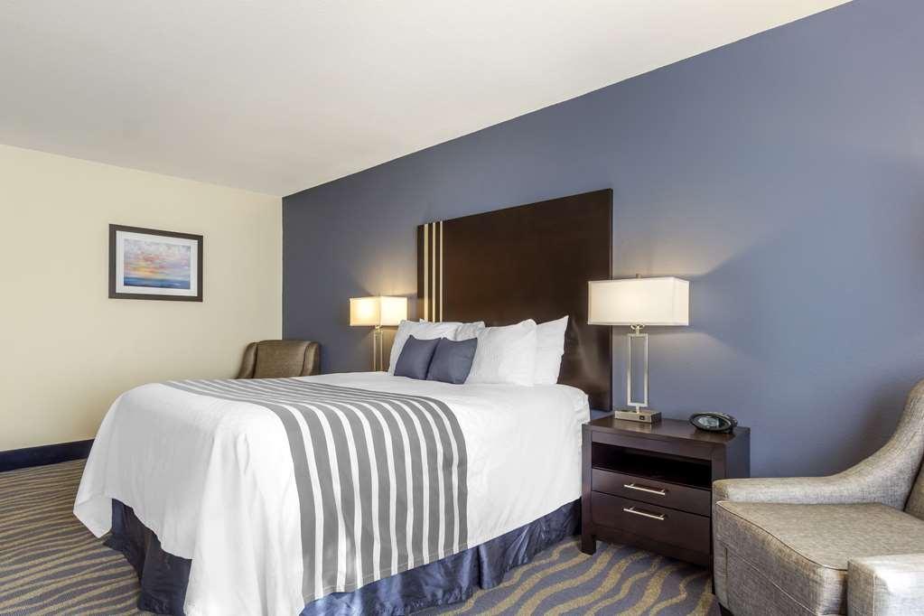 Best Western Plus Edmonds Harbor Inn Room photo