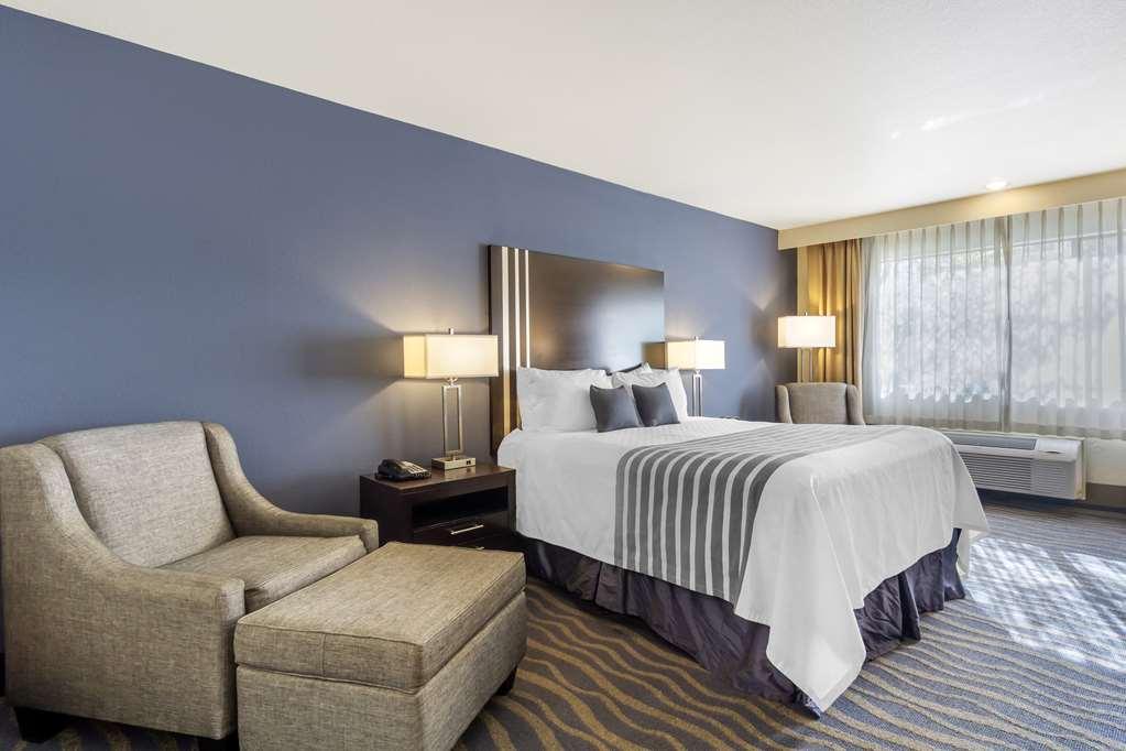 Best Western Plus Edmonds Harbor Inn Room photo